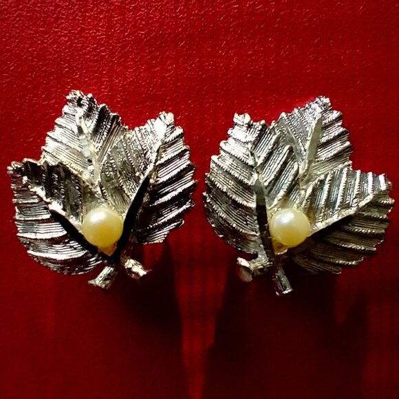 Vintage Clip On Earrings Silvertone Leaves Faux Pearl Mid Century - Picture 9 of 9